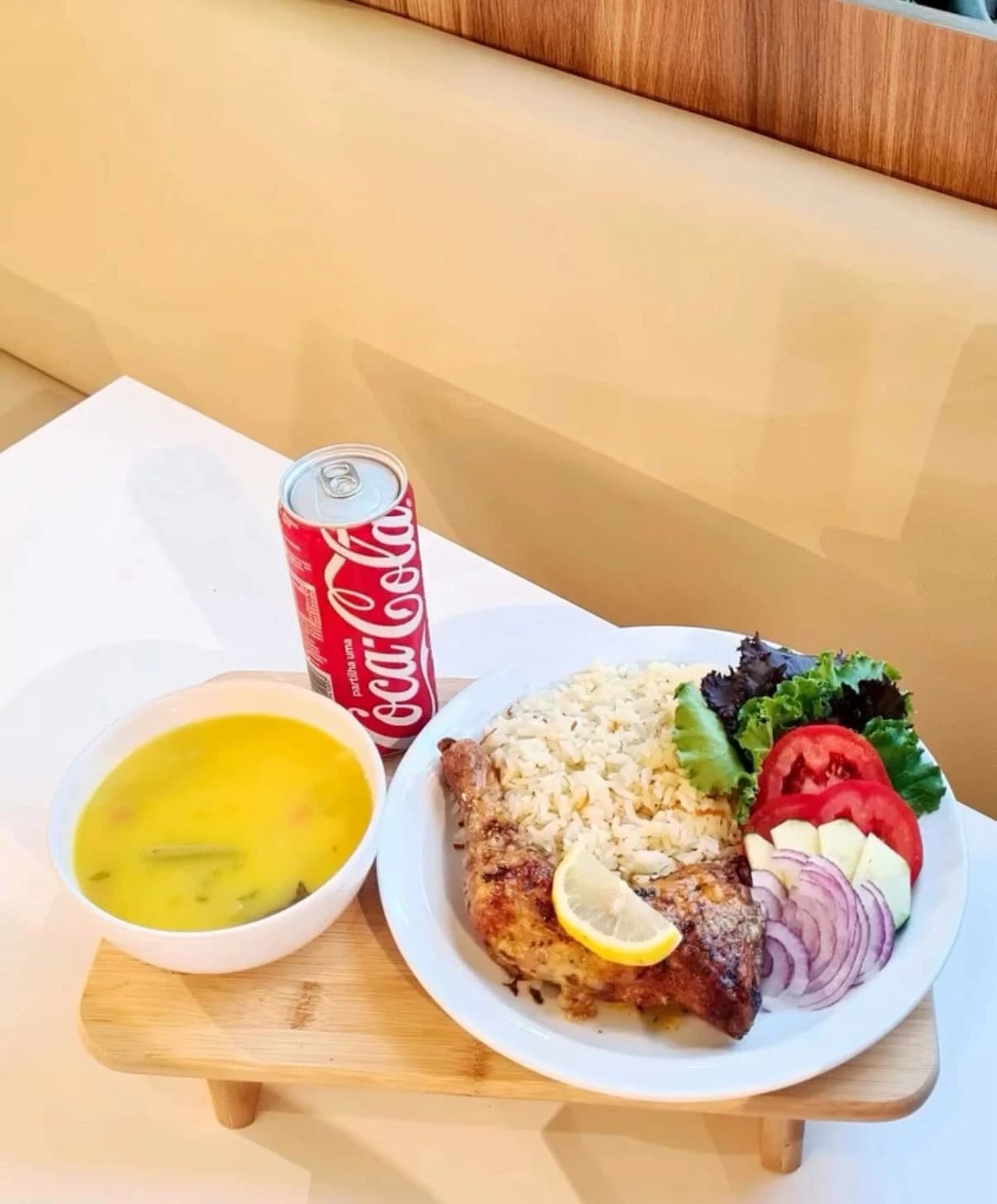 Prato do dia com bebida e café